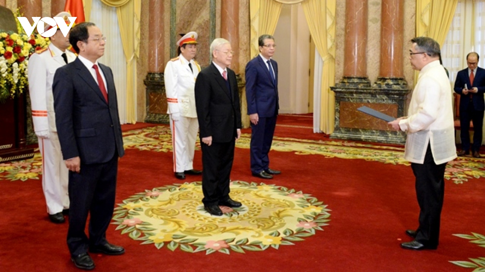 Top leader receives credentials of new ambassadors of Spain, Iran, Philippines